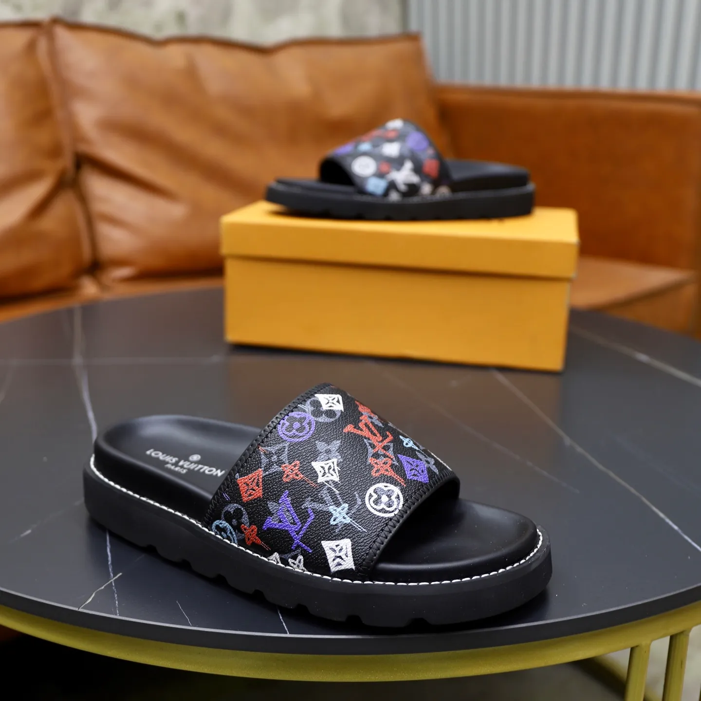 Ex-factory price: 320💰🙅‍♂️🙅‍♂️🙅‍♂️ Brand: LV Louis Vuitton Standard code: 38-45 Grade: Same as the official website Material: Original material design Original rubber wear-resistant molded outsole Style category: Men's fashion sandals Distinguished luxury brand elements Top luxury Color: Actual picture color